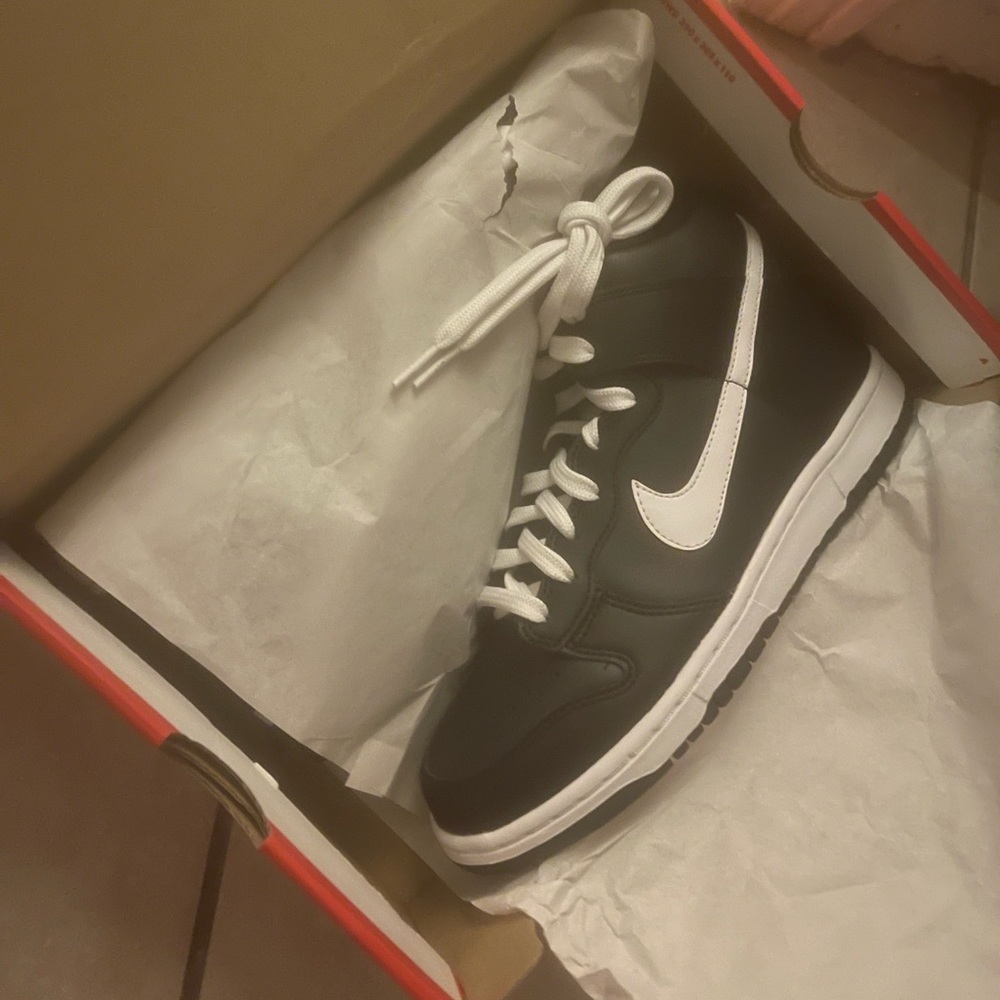 High top Dunks size 5.5